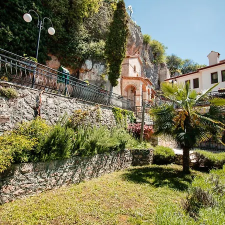 Konaci Manastir Sveti Stefan - Hotel 3*